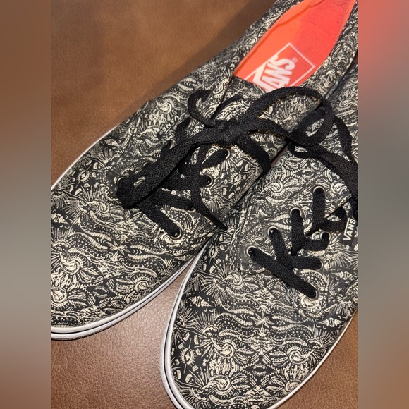 VANS - Picture 3 of 4